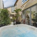4-Bedroom Gated Mews House with Garden & Roof Terrace – Fulham, London