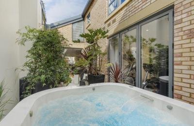 4-Bedroom Gated Mews House with Garden & Roof Terrace – Fulham, London